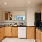 Riverside 3 Bed 2 Bath Apartment- Free Parking