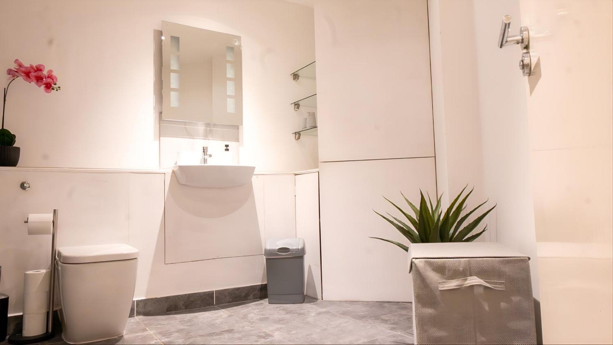 Riverside 3 Bed 2 Bath Apartment- Free Parking *