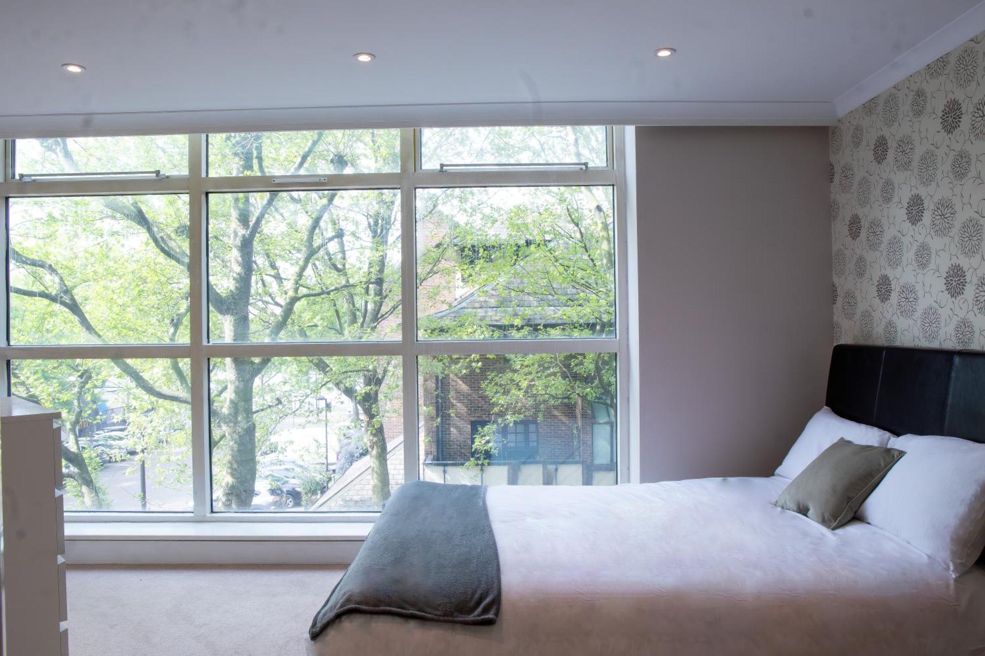 Riverside 3 Bed 2 Bath Apartment- Free Parking *