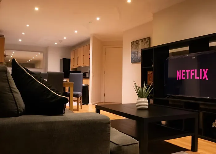 Riverside 3 Bed 2 Bath Apartment- Free Parking