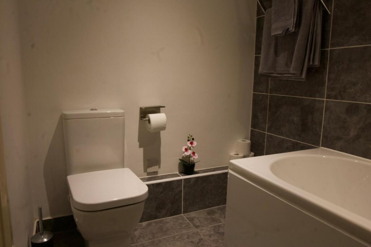 Apartment Riverside 3 Bed 2 Bath Apartment- Free Parking
