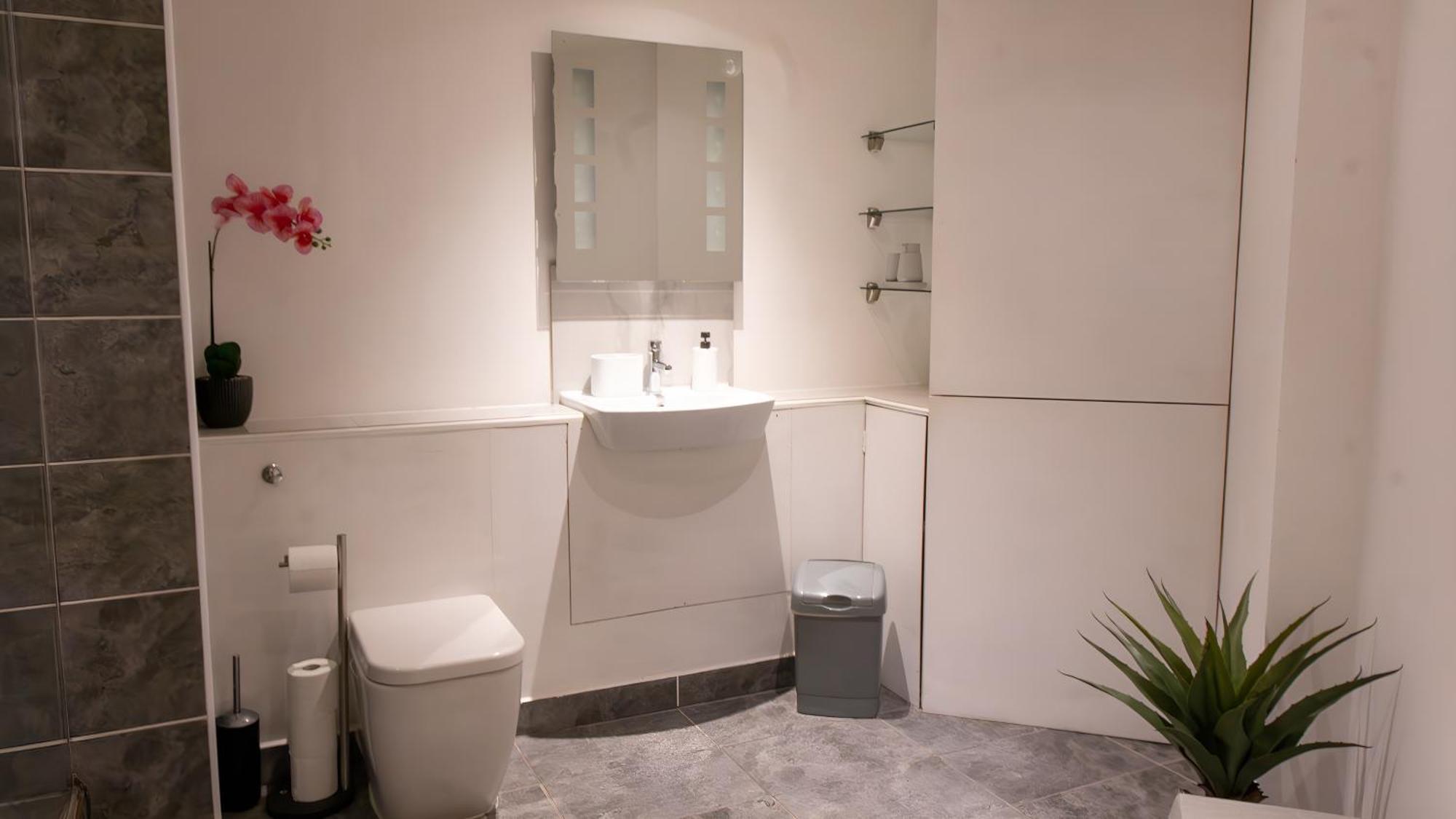 Apartment Riverside 3 Bed 2 Bath Apartment- Free Parking