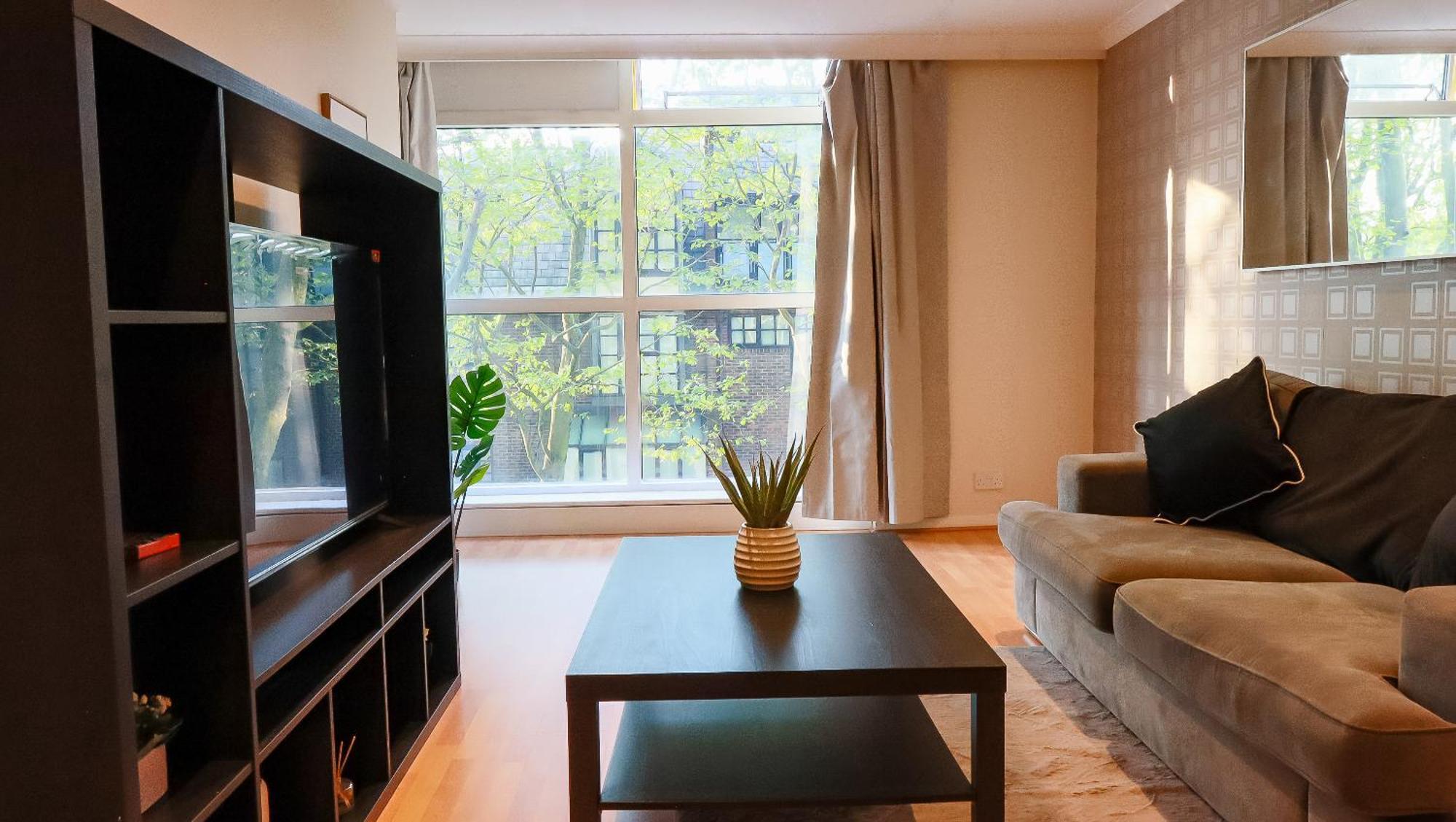 Apartment Riverside 3 Bed 2 Bath Apartment- Free Parking