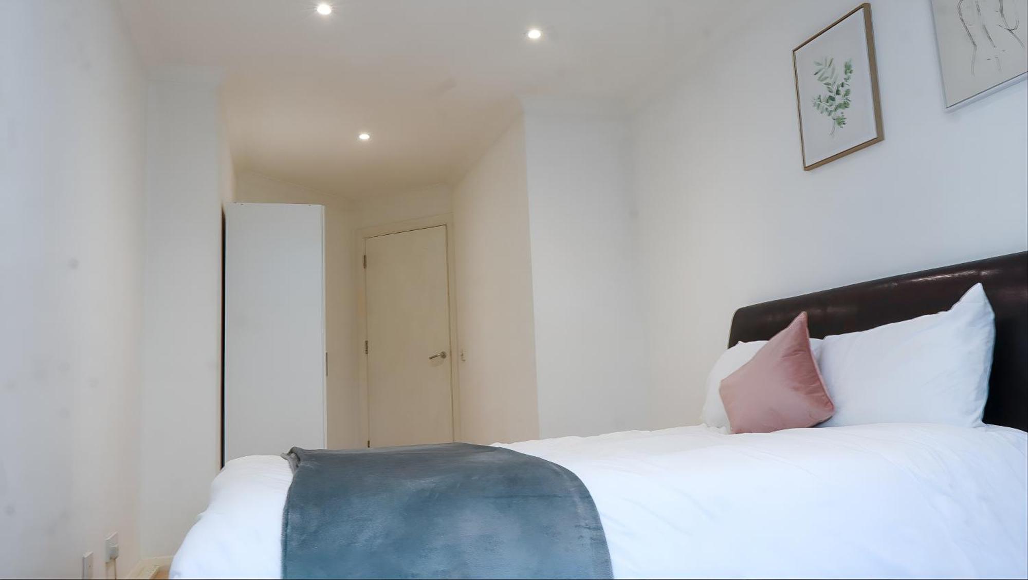 Riverside 3 Bed 2 Bath Apartment- Free Parking London