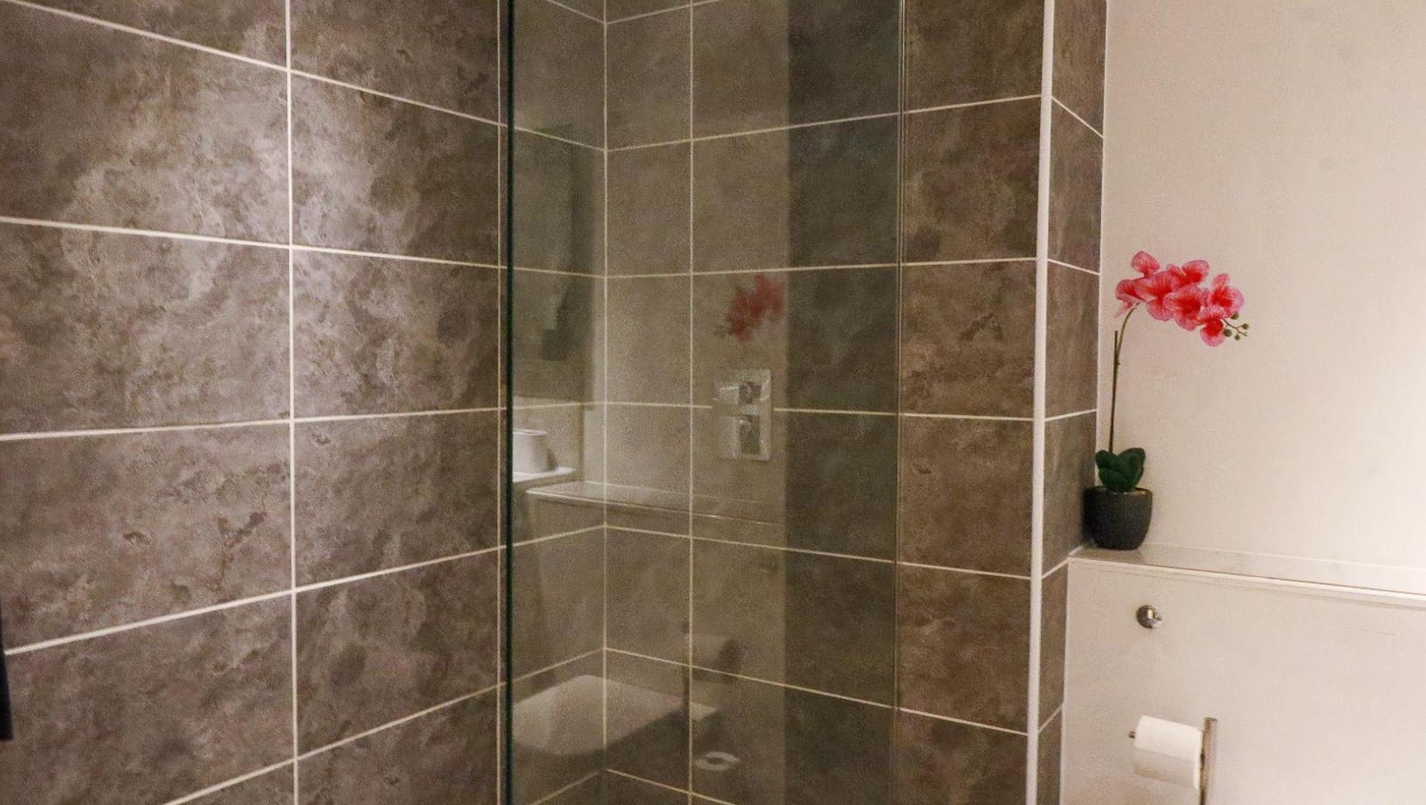 Riverside 3 Bed 2 Bath Apartment- Free Parking Apartment