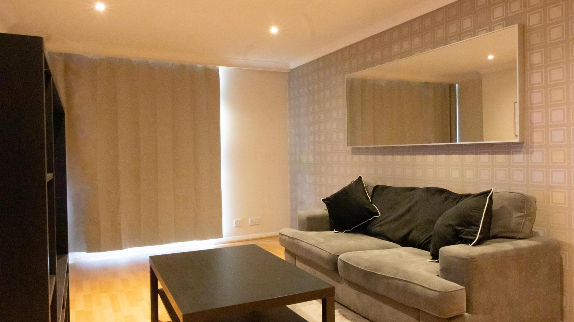 Riverside 3 Bed 2 Bath Apartment- Free Parking Apartment *